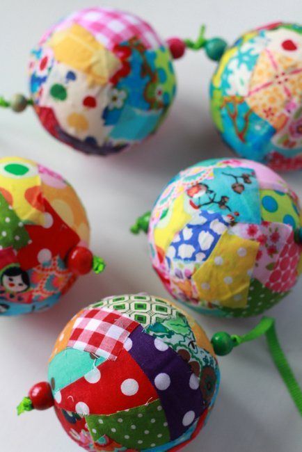 kerstballen pimpen met restjes stof Room Flowers, Diy Christmas Ball, Scrap Projects, Diy Christmas Ornaments Easy, Diy Christmas Ornament, Festive Crafts, Holiday Crafts For Kids, Fabric Ornaments, Easy Christmas Diy