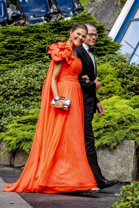 Crown Princess Victoria Attends Wedding of Princess Märtha Louise of Norway — Royal Portraits Gallery Crown Princess Victoria Of Sweden, Geiranger Norway, Royal Family Weddings, Royal Gowns, Kroonprinses Victoria, Victoria Prince, Royal Portraits, Swedish Royalty, After The Wedding