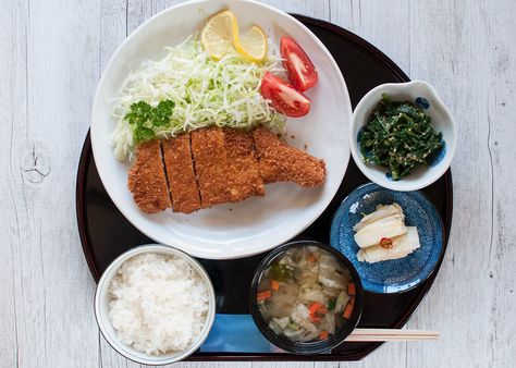 Teishoku Recipes, Pork Tonkatsu, Food Setup, 2023 Food, Tonkatsu Sauce, Pork Cutlet, Japanese Dinner, Pork Schnitzel, Sweet And Spicy Sauce