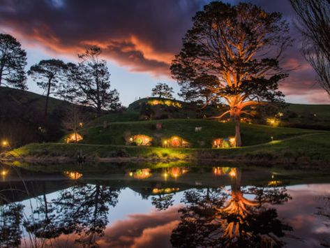 Hobbiton™ Movie Set New Zealand Houses, Hobbit Hole, Destination Voyage, Filming Locations, Middle Earth, Amazing Destinations, Kuala Lumpur, Tolkien, Land Scape