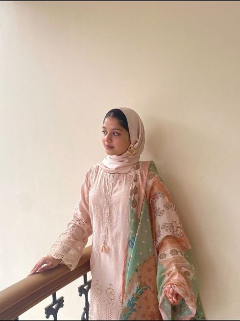 Desi Wedding Looks, Hijab With Desi Outfits, Hijabi Indian Outfit, Hijab Pakistani Outfit, Desi Eid Outfits, Hijabi Desi Outfit, Hijab With Desi Clothes, Desi Hijabi Outfits, Eid Photo Ideas