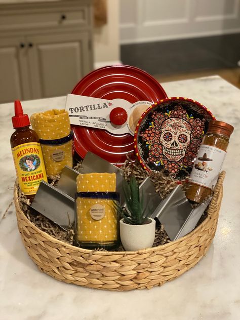 Love Tacos and Mexican food ? Check out this awesome gift basket perfect for the taco lover.  Handled woven serving tray is filled with stainless steel Taco holders, Decorative chip dish , tortilla saver , Adobo spice blend, Melissa's famous hot sauce, margarita glasses, dinner napkins and decorative succulent. Delivered wrapped in cellophane with personalized gift card Perfect for bridal shower, new homeowner or best friend gift Bagel Gift Basket Ideas, Diy Thank You Gift Baskets, Personalized Gifts For Christmas, Taco Kit Gift, Taco Basket Raffle, Taco Themed Gifts, Taco Night Basket Ideas, Fun Gift Basket Ideas For Women, Coco Gift Ideas