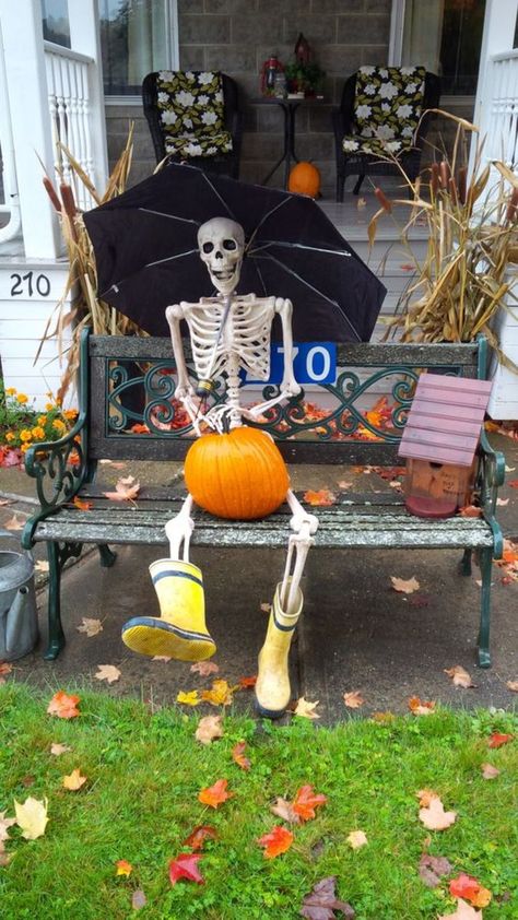 Skeleton Sitting In Chair Halloween, Skeleton Trunk Or Treat Ideas, Skelton Ideas, Skeleton Posing, Skeleton Displays, Halloween Front Porch Decorations, Skeleton Memes, Skeleton Display, Skeleton Friends