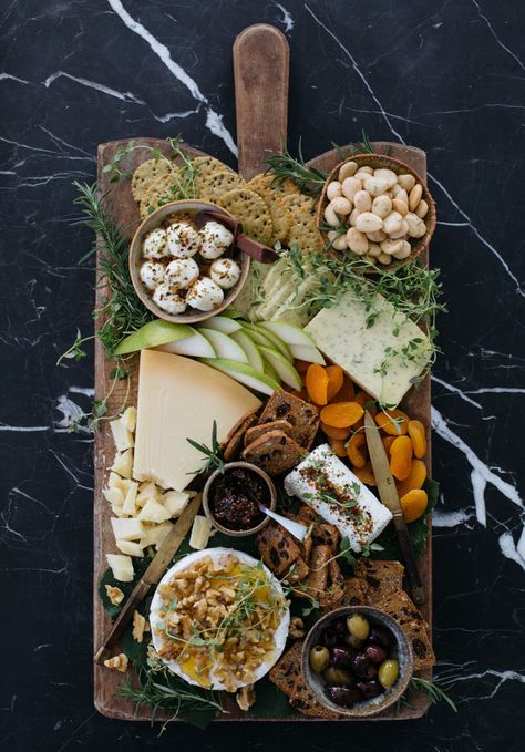 Perfect Cheese Board, Charcuterie Inspiration, Front Porch Christmas Decor Ideas, Porch Christmas Decor Ideas, Party Food Platters, Porch Christmas Decor, Front Porch Christmas, Christmas Decor Ideas Diy, Charcuterie And Cheese Board