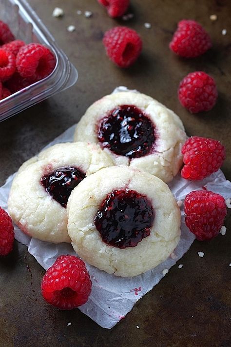 5-Ingredient Raspberry Cheesecake Thumbprint Cookies Cheesecake Thumbprint Cookies, Nature Cookies, Amazing Deserts, Cakes Frosting, Frosting Cookies, Raspberry Thumbprint, Raspberry Thumbprint Cookies, Raspberry Cream Cheese, Cookie Corner