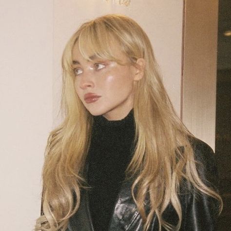 Sabrina Carpenter Long Hair, Sabrina Carpenter Before And After, Sabrina Curtain Bangs, Sabrina Carpenter Hair Straight, Sabrina Carpenter Eyebrows, Sabrina Carpenter Haircut Round Face, Sabrina Carpenter Side Profile, Sabrina Bangs, Sabrina Carpenter Hair Layers