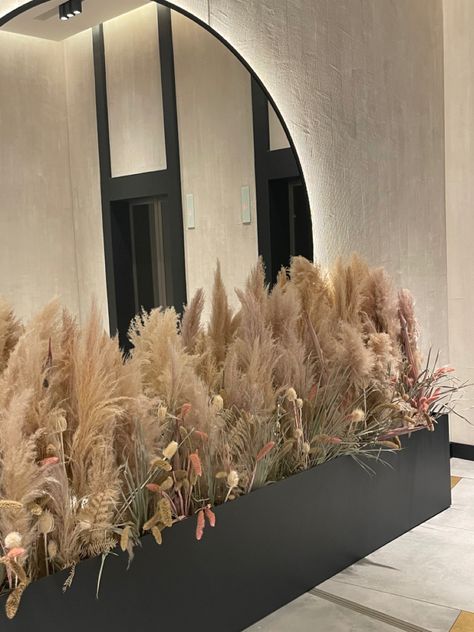 Hall, decor, lift hall, lobby, flowers, dried flowers, mirror, circle, Pinterest Hashtags, Resturant Design, Interior Design Plants, Restaurant Patio, Beauty Salon Decor, Living Room Design Inspiration, Salon Interior Design, Dry Plants, Interior Plants