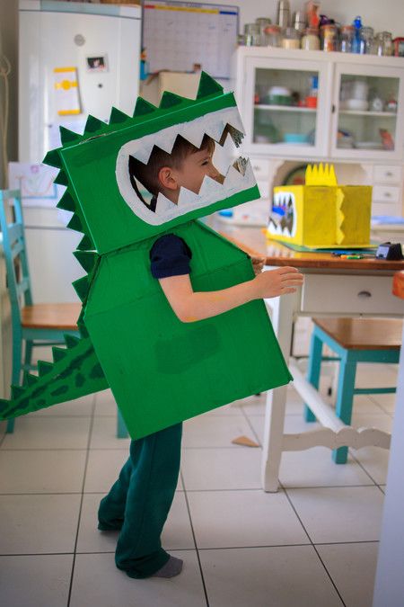 Diy Dinosaur Costume, Costume Dinosaure, Cardboard Costume, Dino Costume, Diy Costumes Kids, Dinosaur Crafts, Dinosaur Costume, Kids Dress Up, Dino Party