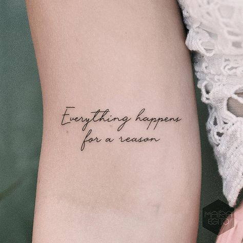 Maíra Egito Tattoo Artist no Instagram: “Everything happens for a reason ✨” Reason Tattoo, Small Quote Tattoos, Hip Tattoos Women, Writing Tattoos, Text Tattoo, Spine Tattoos For Women, Classy Tattoos, Everything Happens For A Reason, Subtle Tattoos