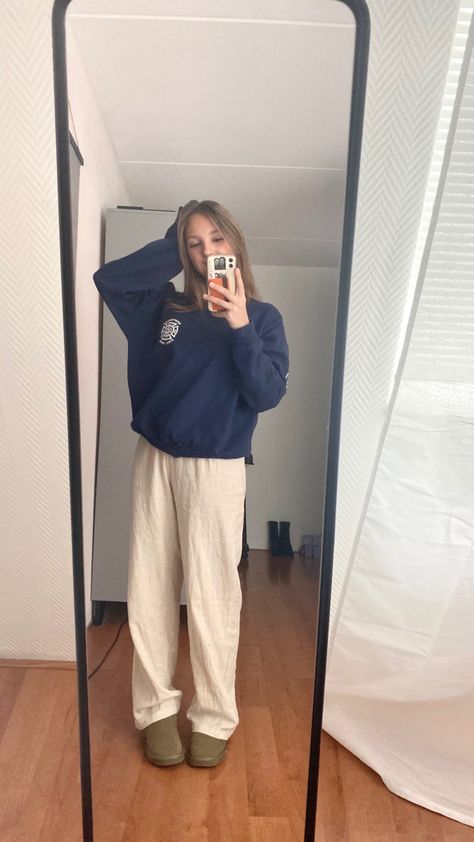 Sweatshirt And Sweatpants Aesthetic, Slouchy Sweatpants Outfit, Sweaters And Sweatpants Outfits, How To Style Wide Leg Sweatpants, Wide Leg Sweatpants Outfit Winter, Cuffed Sweatpants Outfit, Loose Sweatpants Outfit, Wide Leg Sweats Outfit, Winter Sweatpants Outfit