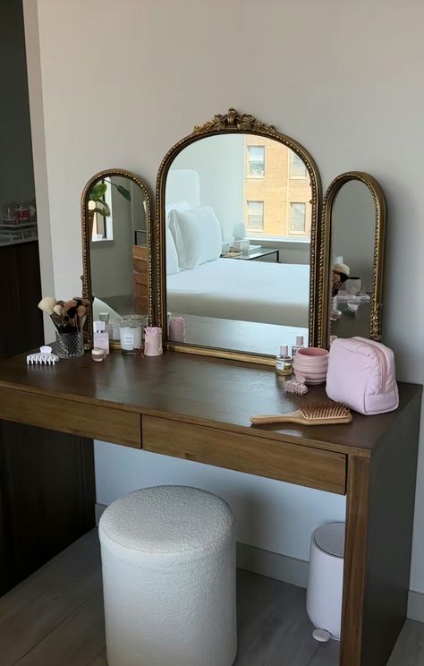 Small Vanity Set Up, Vanity And Dresser Combo, Office Vanity Room Combo, Make Up Desk Aesthetic, Vanity Set Up, Desk Vanity, Makeup Vanity Desk, Guest Bedroom Decor, Cute Diy Room Decor