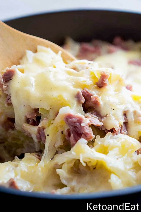 Keto Reuben Casserole, Keto Reuben, Reuben Bake, Reuben Casserole, Beef Chops, Casserole Keto, Egg Waffle, Reuben Sandwich, Keto Chocolate Chips