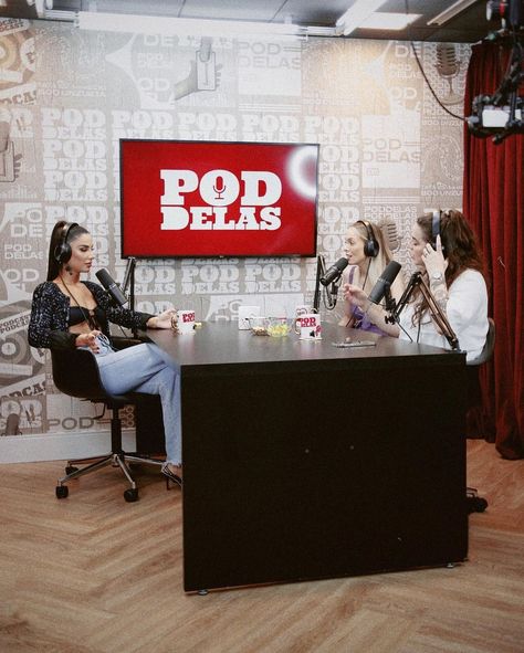 Youtube Podcast Studio Design, Podcast Studio Design Home, Estudio Podcast, Podcast Room Ideas, Podcast Set Design, Podcast Studio Design, Studio Room Design, Youtube Setup, Podcast Setup