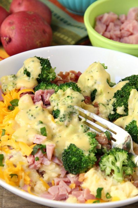 Twice Baked Potato Bowl - Baby reds are steamed, mashed, loaded with delicious toppings and then drizzled with a cheesy broccoli sauce. Tastes just like a twice baked potato but prepared in record time! Burger Bowls With Potatoes, Baked Potato Bowl, Mashed Potato Bowl Recipes, Mash Potato Bowl, Mashed Potatoes Bowl, Loaded Bowls, Autoimmune Breakfast, Mashed Potato Bowl, Mashed Potato Bowls