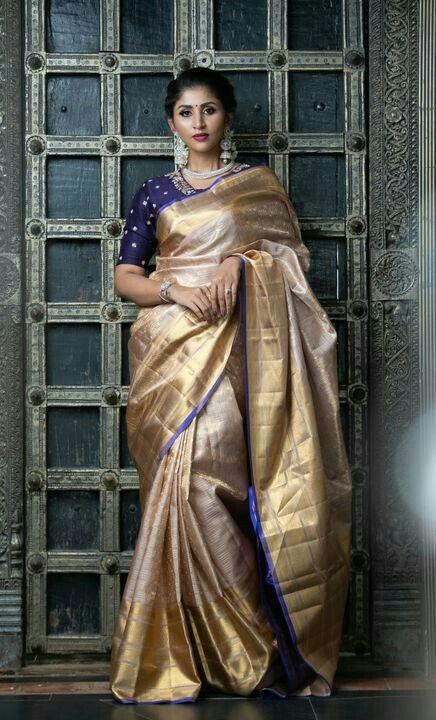 Golden Saree With Contrast Blouse, Door Poses, Saree With Contrast Blouse, Twenties Style, South Indian Wedding Saree, Latest Silk Sarees, Elegant Sarees, Golden Saree, Kanjeevaram Sarees