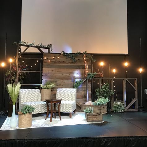 Professional Backdrop Ideas, Podcast Stage Design, Podcast Set Design Ideas, Conference Stage Design, Church Stage Design Ideas Backdrops, Church Stage Decor, Set Design Ideas, Christmas Stage Design, Sanctuary Decor