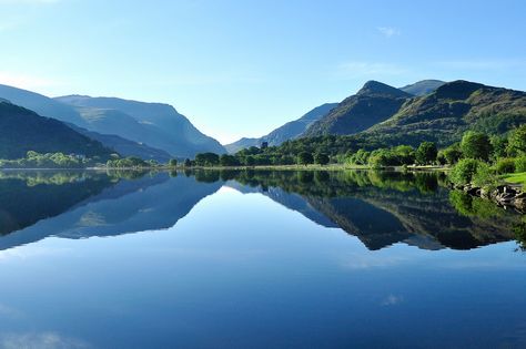 45 lakes, rivers and canals that make Wales look like heaven on earth Fall Landscape Photography, Visit Wales, Chinese Landscape, Snowdonia, Mirror Image, Wales England, Beautiful Views, Wales, Landscape Photography