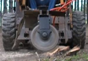 Homemade Stump Grinder - HomemadeTools.net Tree Stump Grinder, Used Garden Tractors, Skid Loader, Stump Grinder, Cheap Apartment Decorating, Diy Side Table, Farm Tools, Garden Tool Storage, Garden Power Tools