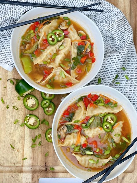 Miso Ginger Gyoza Soup Gyoza Soup, Vegetarian Diet Recipes, Ginger Miso, Tofu Soup, Slow Cooker Stew, Spicy Soup, Dumplings For Soup, Soup Dinner, Miso Soup