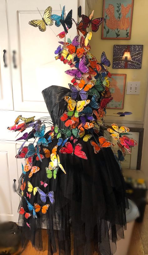 Dress Form Decor, Halloween Costumes 2022, Butterfly Costume, Recycled Dress, Mannequin Art, Mannequin Dress, Paper Dress, Creative Costumes, Halloween This Year