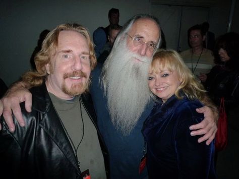 Andrew Gold backstage at Carole King concert hanging with Rosemary Butler and Lee Sklar King Brady Pair Of Kings, Richard Goodall Singer, Andrew Walker Actor, Andrew Walker Hallmark, Leland Sklar, King Concert, Andrew Gold, Andrew Lang Fairy Books, Carole King