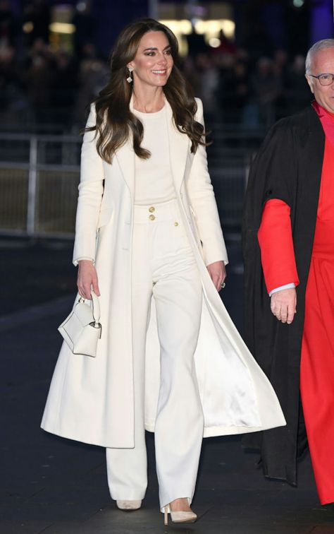 White Christmas Outfit, Winter White Outfit, Disco Glam, Turtleneck Midi Dress, Christmas Day Outfit, Elisabeth Ii, Middleton Style, Royal Outfits, Outfit Formulas