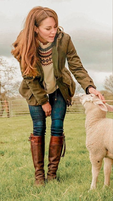 Mode Style Anglais, English Country Fashion, Countryside Outfit, Wander Outfit, Mode Country, Countryside Fashion, British Country Style, Looks Kate Middleton, Kate Middleton Outfits