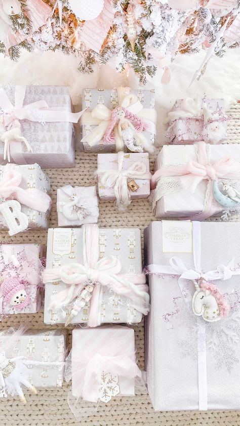 Pink Shabby Chic Christmas, Pink Christmas Wrapping Paper, Christmas Gift Wrapping Ideas, Gift Wrapping Christmas, Pink Christmas Gifts, Pink Wrapping Paper, Gift Wrapping Techniques, Creative Gift Wraps, Gift Wrapping Inspiration