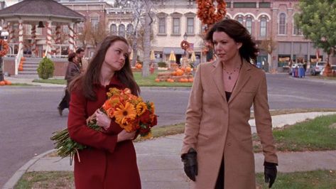 Gilmore Girls Scenes, Medium Widget, Gilmore Girls Fashion, Gilmore Girls Outfits, Kaptan Jack Sparrow, Gilmore Girls Seasons, Team Logan, Lauren Graham, Lorelai Gilmore