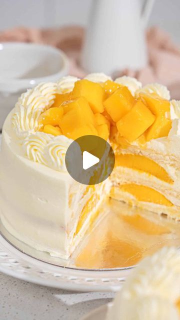 Mango Chiffon Cake, Catherine Zhang, Mango Crepe, Kiwi Cake, Sponge Cake Filling, Mango Cake, Baking Videos, Vanilla Whipped Cream, Crepe Cake