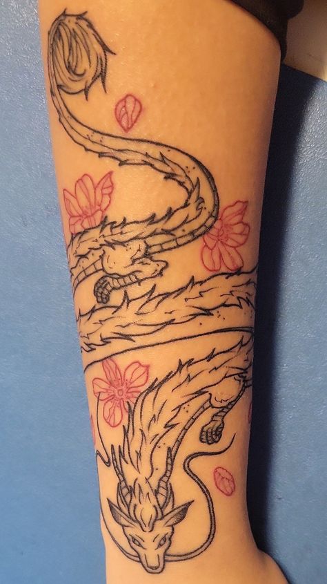 Tatto Haku Studio Ghibli Haku Wrist Tattoo, Haku Dragon Tattoo Wrap Around, Haku Arm Wrap Tattoo, Haiku Dragon Tattoo, Forearm Dragon Tattoo For Women, Haku Arm Tattoo, Haku Tattoo Arm, Wrapped Arm Tattoo, Wrap Around Dragon Tattoo