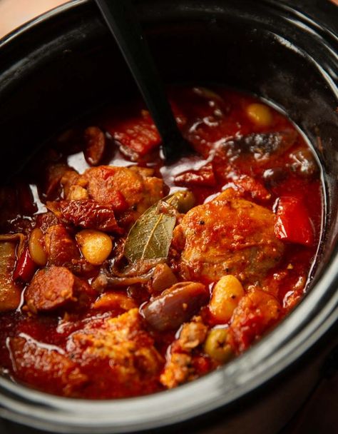 Slow Cooker Recipes Uk, Slow Cooker Chicken Casserole, Stew Dinner, Chicken And Chorizo, Chicken Chorizo, Chorizo Recipes, Crockpot Cooking, Crockpot Recipes Beef, Dinner Chicken