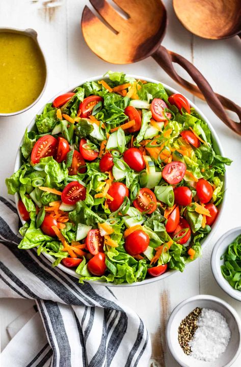 Easy Green Salad with 5 Dressing Recipes | Get Inspired Everyday! Salad Pictures, Salad Photo, Salad Photography, Salad Pictures Aesthetic, Green Leafy Salads, Green Salad Photography, Rotel Chicken Spaghetti, Salad Menu, Rotel Recipes