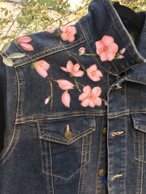 Denim Jacket Diy Paint, Painted Hoodie, Jacket Painting, Clothes Painting, Jacket Hand Painted, Jacket Diy, Fabric Paint Diy, Diy Denim Jacket, Painted Clothes Diy