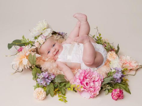 Baby Flower Photoshoot, Spring Baby Photos, Spring Baby Photoshoot Ideas, April Baby Photoshoot, Baby Spring Photoshoot, Spring Baby Photoshoot, Spring Baby Pictures, 6 Month Baby Picture Ideas, Spring Baby Clothes