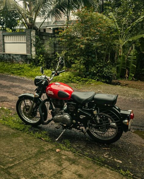 Royal Enfield Red Colour, Bullet Motorcycle, Royal Enfield Classic 350cc, Royal Enfield Wallpapers, Royal Enfield Modified, Bullet Bike, Enfield Bike, Retro Bikes, Bullet Bike Royal Enfield