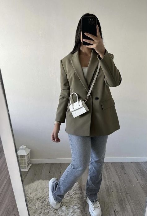 blazer baggy jeans alexander mcqueen sneakers Khaki Blazer Outfit Women, Khaki Blazer Outfit, Zara Outfit Ideas, Zara Drip, Look Zara, Blazer Outfits For Women, Outfit Zara, Mode Zara, Loungewear Outfits