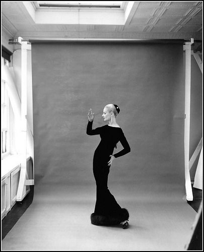 Joan Pedersen in long black velvet column flaring out with fox fur hem by Traina-Norell, photo by Richard Avedon, 1950s Traina Norell, Avedon Photography, Richard Avedon Photography, America Images, Royal Photography, Interesting Photography, Guy Bourdin, Alfred Eisenstaedt, Portfolio Ideas