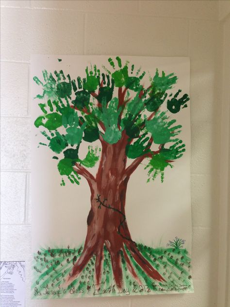 Earth day activity for little hands! I did this today with my preschool class :) Green Day Activities For Kindergarten, Tree Crafts Preschool, Preschool Earth Day, Earth Day Activity, Earth Week, Family Tree Tattoo, Tree Plan, Crafts Preschool, Earth Day Crafts