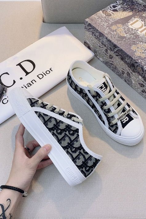 Club Baddie, Bag Christian Dior, Outfits Nightclub, Louis Vuitton Sneaker, Casual Night Out Outfit, Couture Dior, Dior Purse, Pretty Sneakers, Dior Sneakers