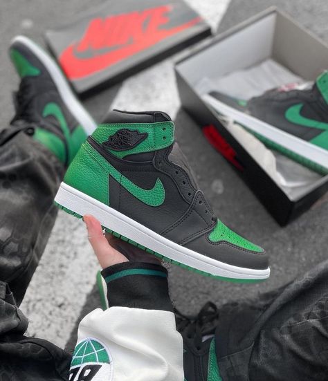 Jordan 1 Outfit Women Street Style, Jordan 1 Pine Green, Jordan 1 Green, Jordans Sneakers Outfit, Air Jordan Basketball Shoes, Jordan 1 Outfit Women, Air Jordan 1 Outfit, Jordan Shoes Girls, Nike Air Shoes