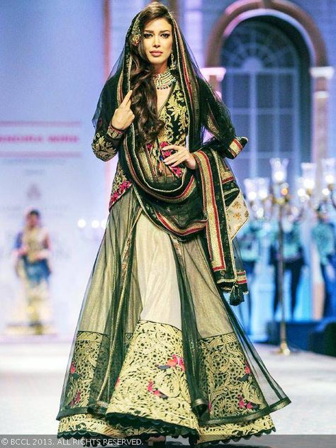 Mandira Wirk at India Bridal Fashion Week '13 Saree Bollywood, Pakistani Couture, Couture Looks, Ghagra Choli, Indian Bridal Fashion, Indian Couture, Indian Dress, Bridal Fashion Week, Pakistani Bridal