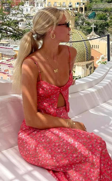 Set by Hudson & Bailey #summeroutfits #coord #girlyoutfits Italian Outfits Women, Elegant Feminine Outfits, Style Maxi Skirt, Quoi Porter, Vest Crop Top, Italy Outfits, Dress Women Elegant, England Fashion, Italian Outfits