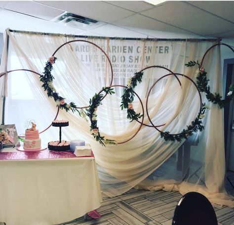 Gold Hoop Decoration, Wedding Hula Hoop Decor Diy, Hula Hoop Ceiling Decoration, Hula Hopp Wedding Decor, Hula Hoop Flower Arrangements, Hula Hoops Decoration, Hoola Hoop Photo Booth Frame, Hula Hoop Wedding Decor, Hoola Hoop Backdrop