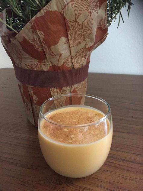 Have you ever had pumpkin pie-flavored eggnog? Try making this delicious holiday version of the popular drink for Thanksgiving or Christmas. Thanksgiving Drinks, Cozy Drinks, Eggnog Recipe, Egg Nog, Pumpkin Spice Syrup, Rich Desserts, Creme Egg, Popular Drinks, Pumpkin Pie Spice