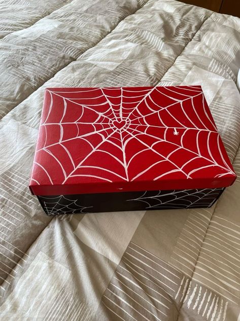 Painted Gift Box For Boyfriend, Boyfriend Box Gift Ideas, Cute Box Ideas For Boyfriend, Cute Things For Boyfriend Diy, Cute Box For Boyfriend, Spiderman Crafts For Boyfriend, Boyfriend Gifts Box Ideas, Candle For Boyfriend, Spiderman Gift Box Ideas