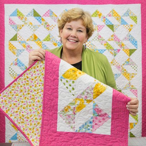 Quilt using HST. Also could make a table runner out of this pattern Star Quilt Tutorial, Missouri Star Quilt Pattern, Embroidery Patterns Free Templates, Jenny Doan Tutorials, Easy Quilting Projects, Msqc Tutorials, Missouri Quilt Tutorials, Missouri Quilt Company, Missouri Star Quilt Company Tutorials