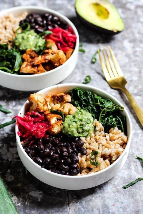 Serve up dinner in less than 30 minutes with this Black Bean Buddha Bowl recipe with creamy Avocado Pesto! It's vegan, gluten-free, and full of nutrients. Black Bean Buddha Bowl, Buddha Bowl Recipe, Power Bowl Recipe, Buddha Bowls Recipe, High Protein Dinner, Protein Dinner, Avocado Pesto, High Protein Vegan, Buddha Bowl