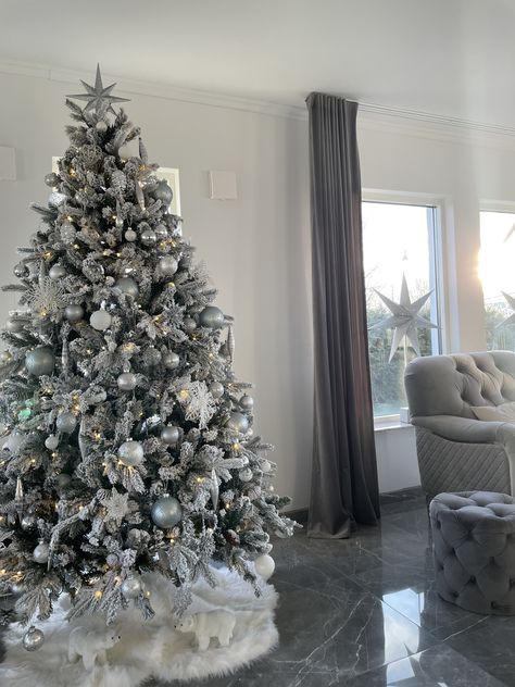 Silver And White Christmas Tree Decor, White And Grey Christmas Tree, White Christmas Tree Aesthetic, Themed Christmas Tree Ideas Color Schemes, Frosted Christmas Tree Ideas, Silver And White Christmas Tree, Christmas Tree Silver, Silver Christmas Tree Decorations, Grey Christmas Tree