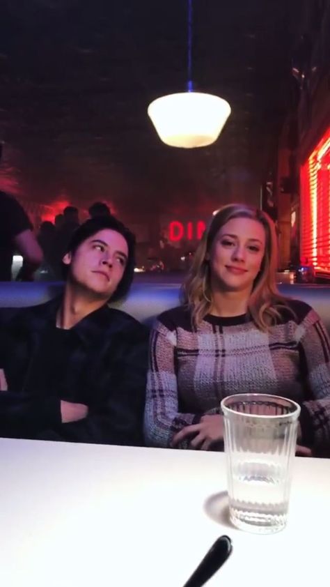 Image discovered by ↠αιλενε↞. Find images and videos about riverdale, netflix and cole sprouse on We Heart It - the app to get lost in what you love. Riverdale Betty And Jughead, Lili Reinhart And Cole Sprouse, Riverdale Cw, Cole Sprouse Jughead, Riverdale Betty, Riverdale Cole Sprouse, Bughead Riverdale, Riverdale Aesthetic, Riverdale Funny